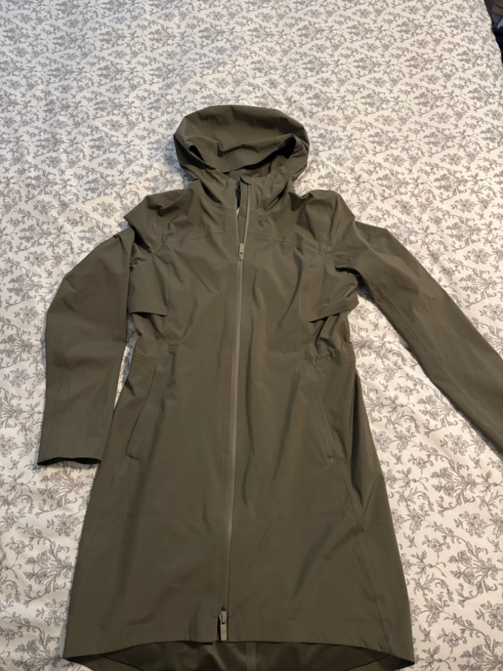 Lululemon Women’s Olive Green Hooded Raincoat